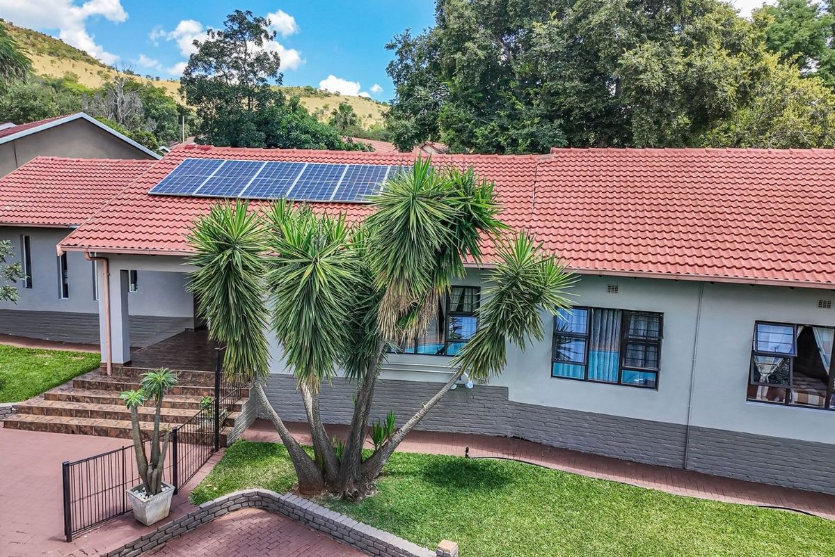 Your Dream Family Home Awaits in Safari Gardens, Rustenburg! - Photo 2