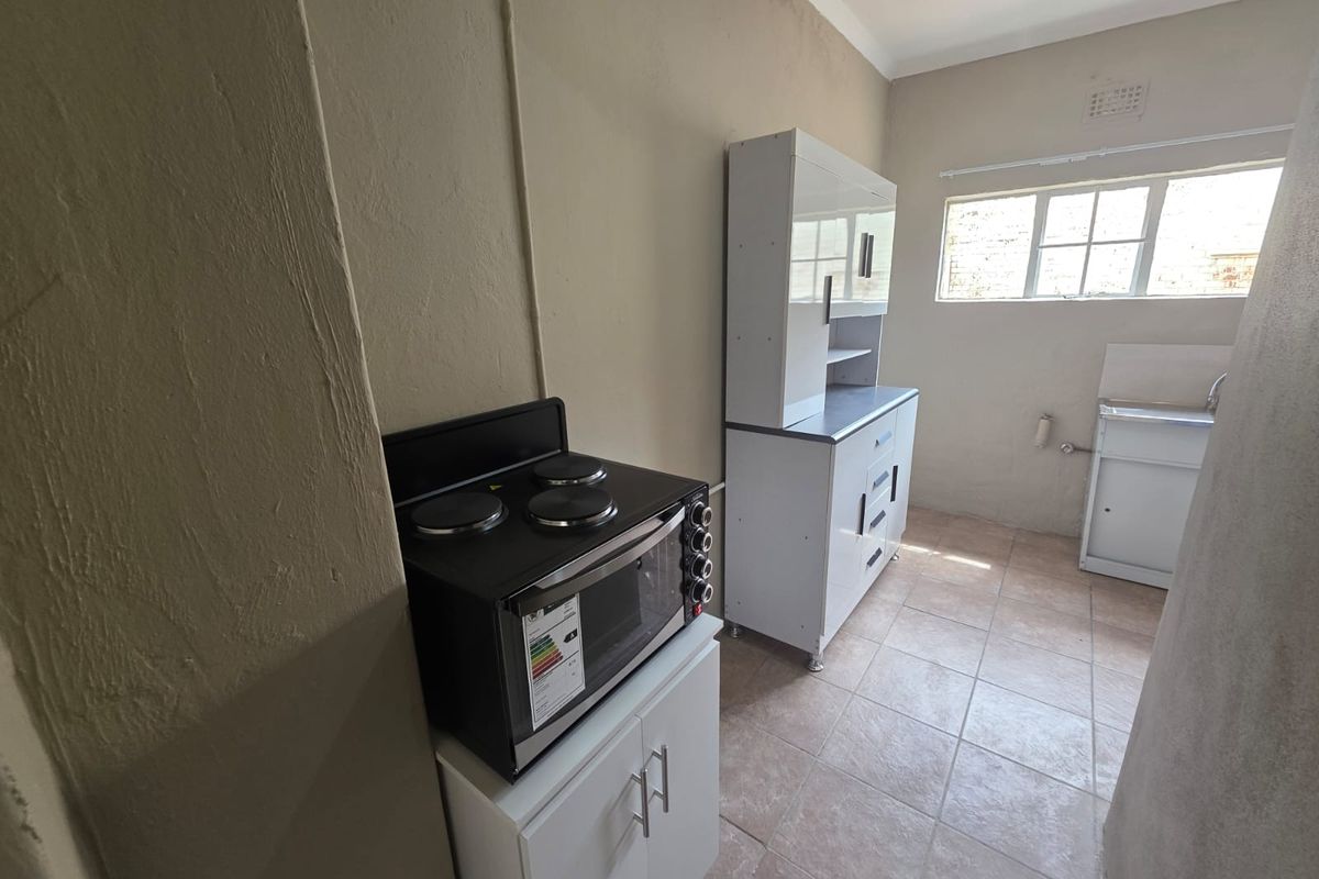 Charming & Spacious 1-Bedroom Garden Cottage - Photo 3