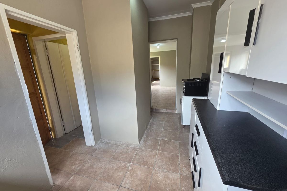 Charming & Spacious 1-Bedroom Garden Cottage - Photo 2