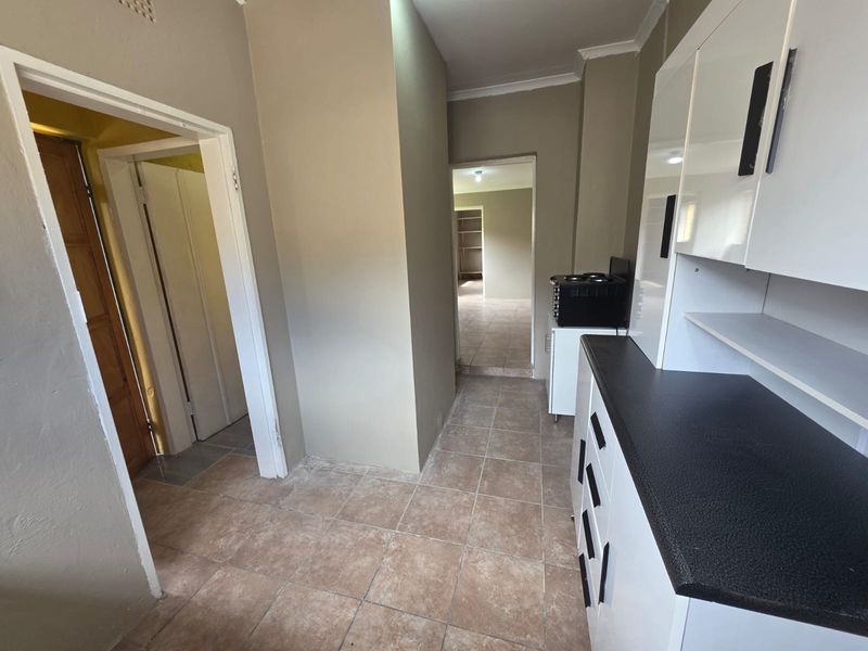 Charming & Spacious 1-Bedroom Garden Cottage - Photo 2