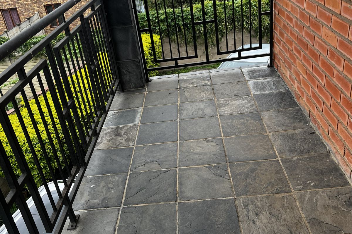 Spacious 5 Bedroom Duplex Townhouse in Pelham North - Photo 5