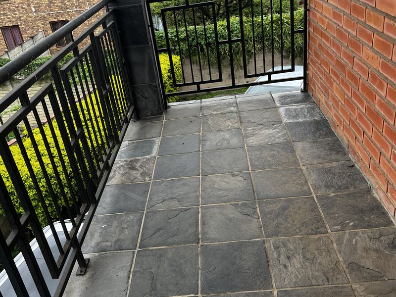 Spacious 5 Bedroom Duplex Townhouse in Pelham North - Photo 5