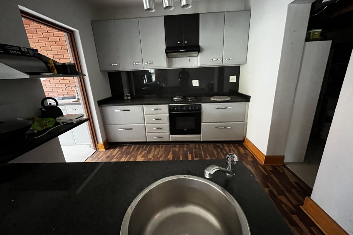 Spacious 5 Bedroom Duplex Townhouse in Pelham North - Photo 3