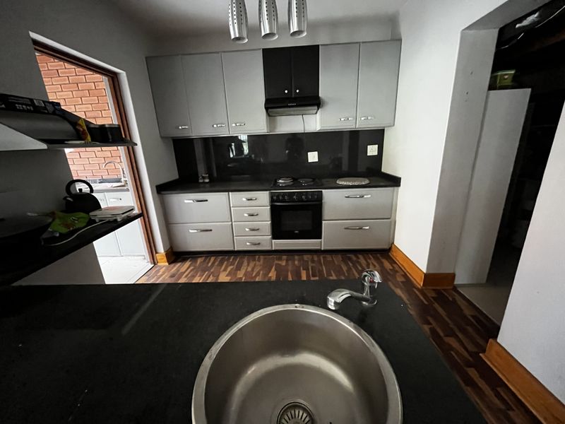 Spacious 5 Bedroom Duplex Townhouse in Pelham North - Photo 3