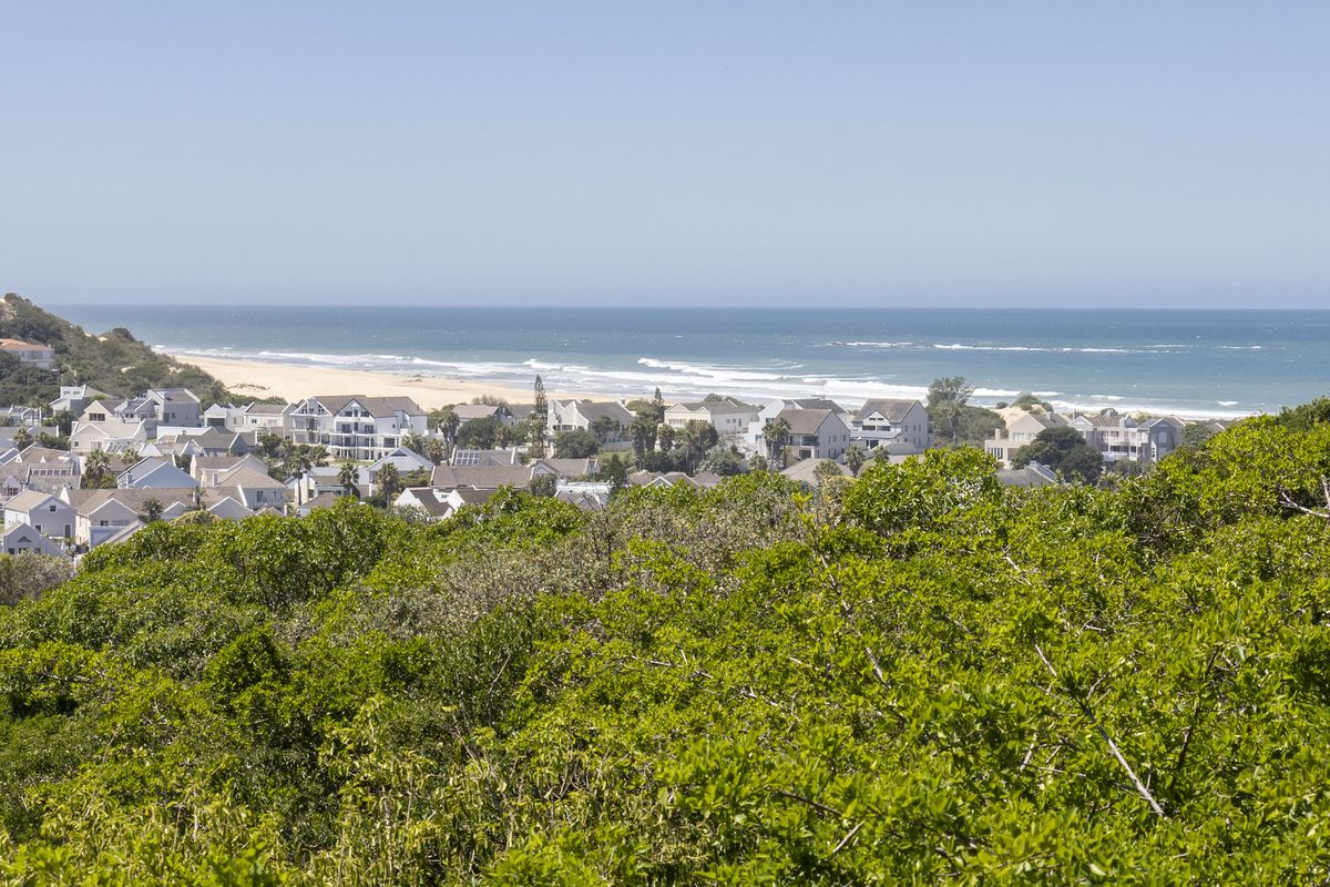 Exceptional Coastal Living with Space and Views in Port Alfred - Photo 3