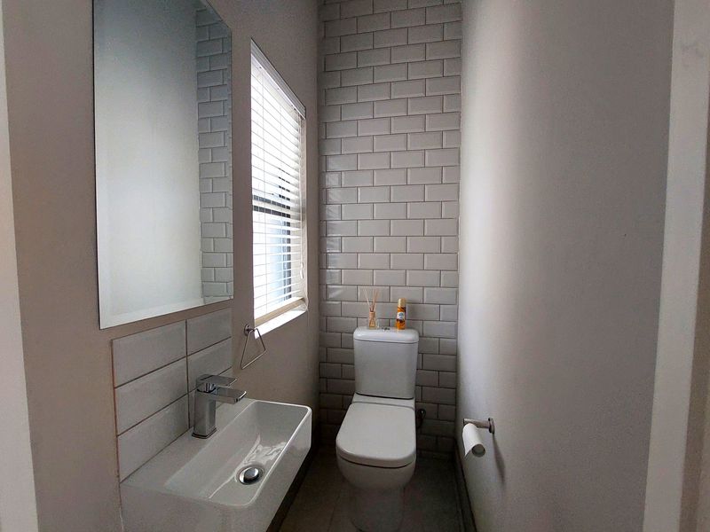 Swanky Stylish living in the hub of Brooklyn - Photo 9