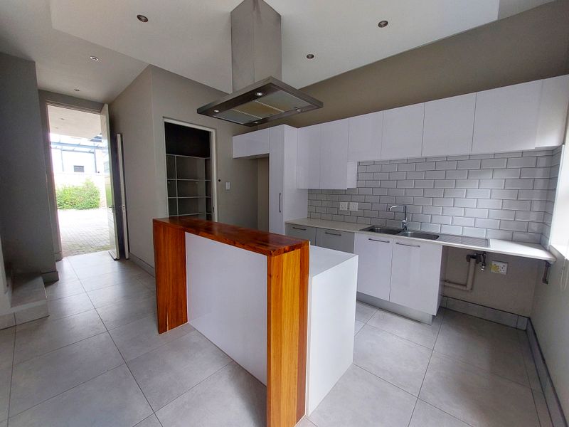 Swanky Stylish living in the hub of Brooklyn - Photo 8