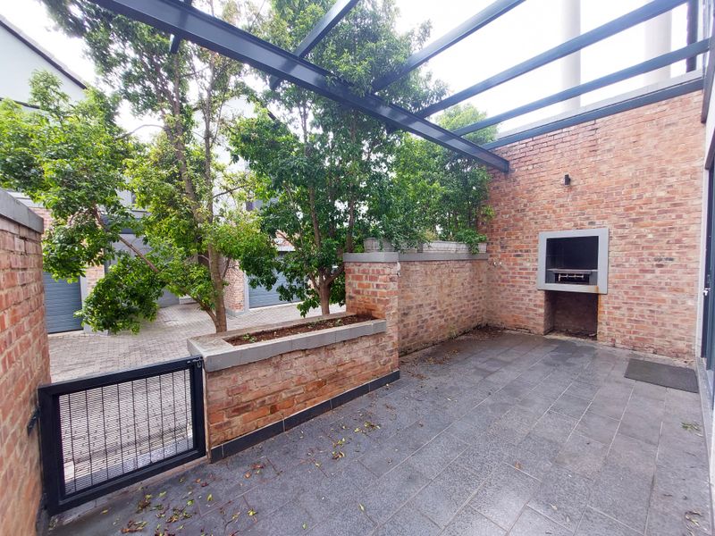 Swanky Stylish living in the hub of Brooklyn - Photo 3