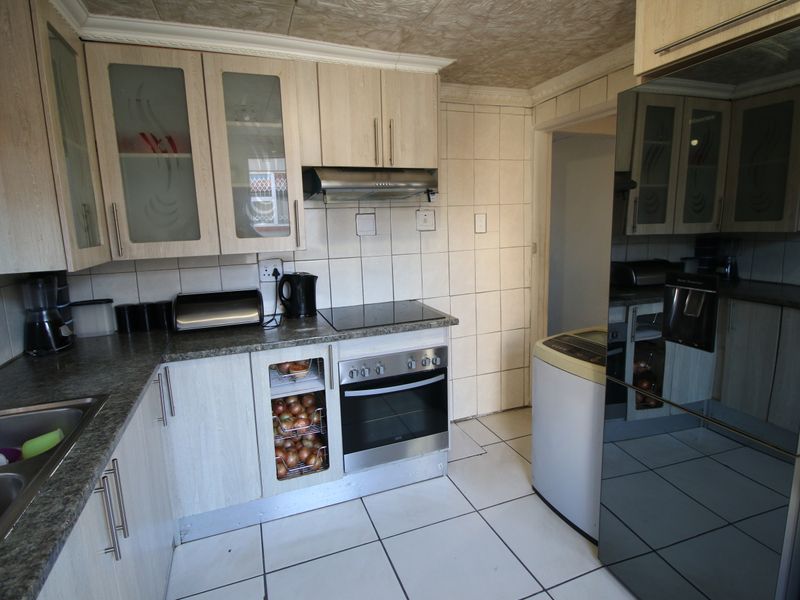 Versatile Living: 3 Bedroom Home with Additional Flats - Photo 3