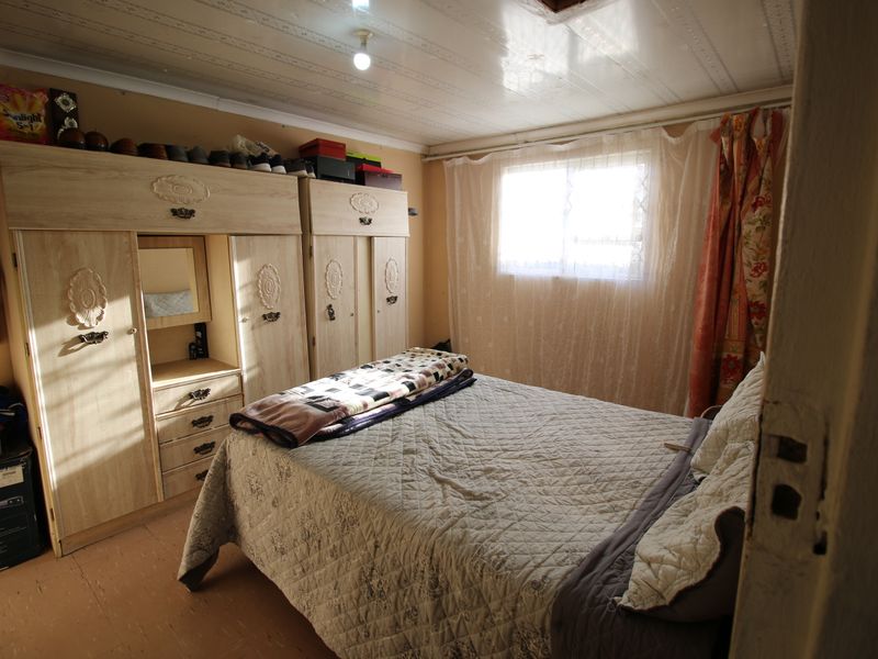 Versatile Living: 3 Bedroom Home with Additional Flats - Photo 5