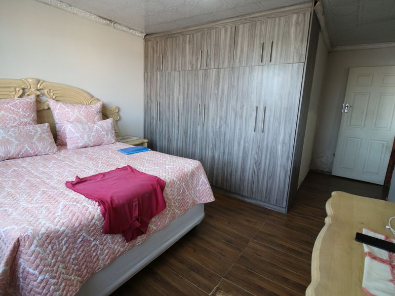 Versatile Living: 3 Bedroom Home with Additional Flats - Photo 10