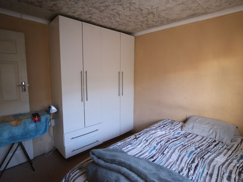 Versatile Living: 3 Bedroom Home with Additional Flats - Photo 9