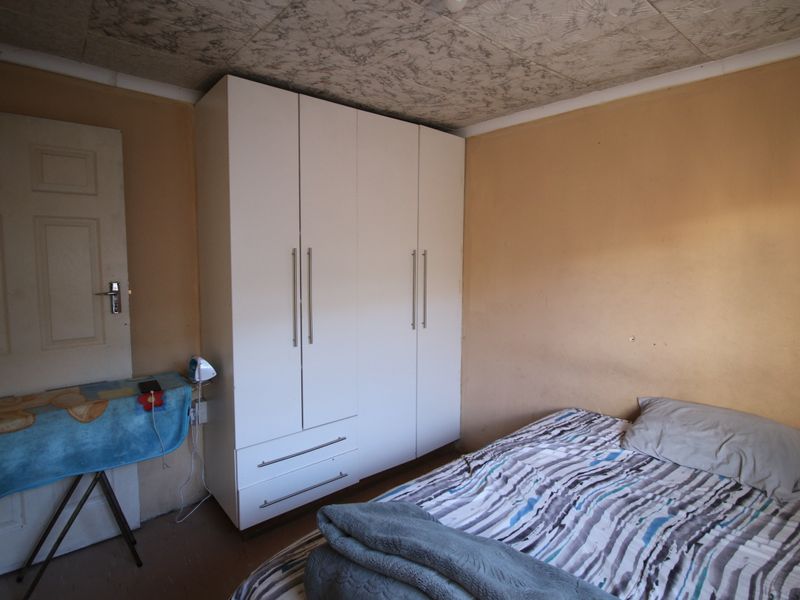 Versatile Living: 3 Bedroom Home with Additional Flats - Photo 8