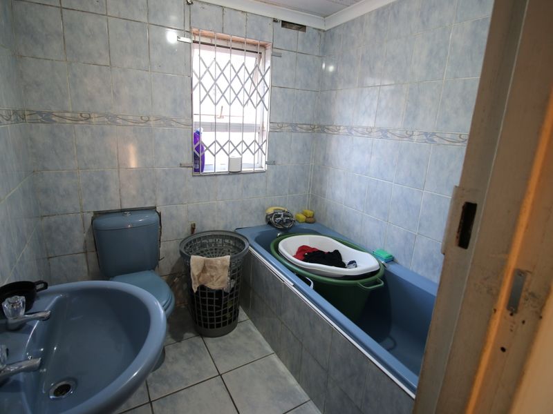 Versatile Living: 3 Bedroom Home with Additional Flats - Photo 7