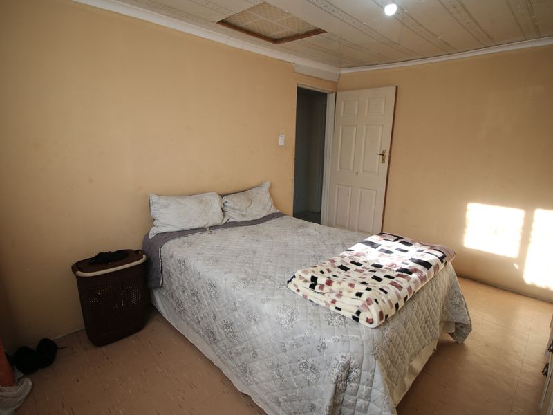 Versatile Living: 3 Bedroom Home with Additional Flats - Photo 6