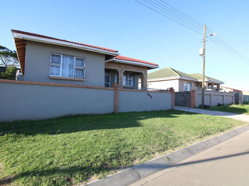 Versatile Living: 3 Bedroom Home with Additional Flats - Photo 2