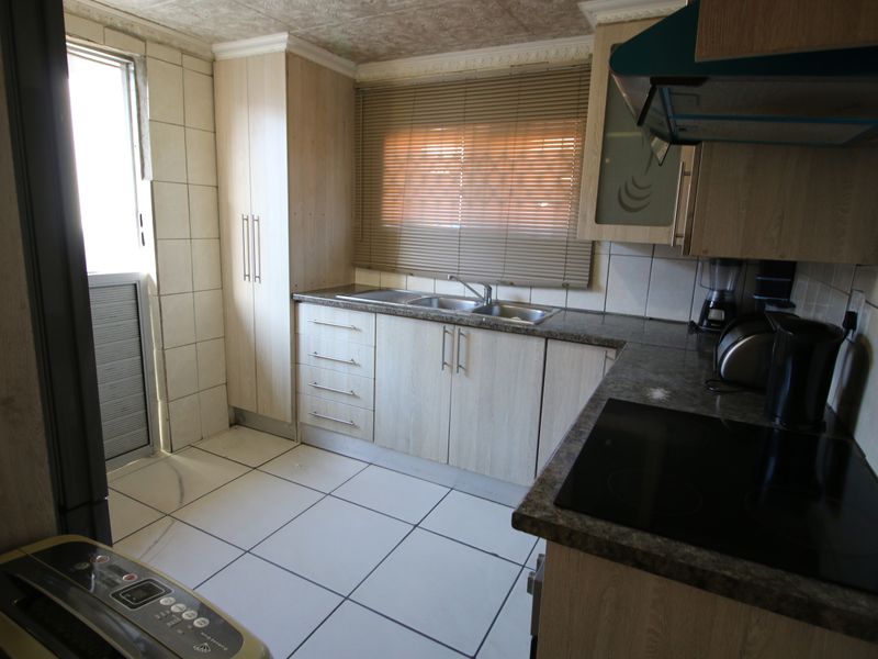 Versatile Living: 3 Bedroom Home with Additional Flats - Photo 4