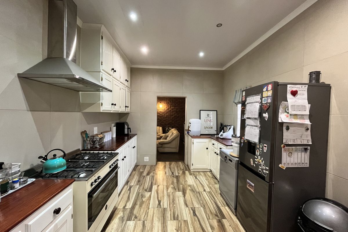 Charming Family Home with Mountain Views – Somerset East, Eastern Cape - Photo 4