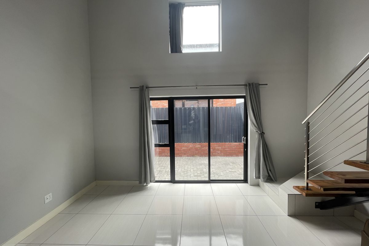 Modern Loft Apartment in Secure Walmer Complex - Photo 3