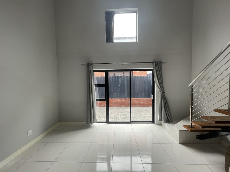 Modern Loft Apartment in Secure Walmer Complex - Photo 3