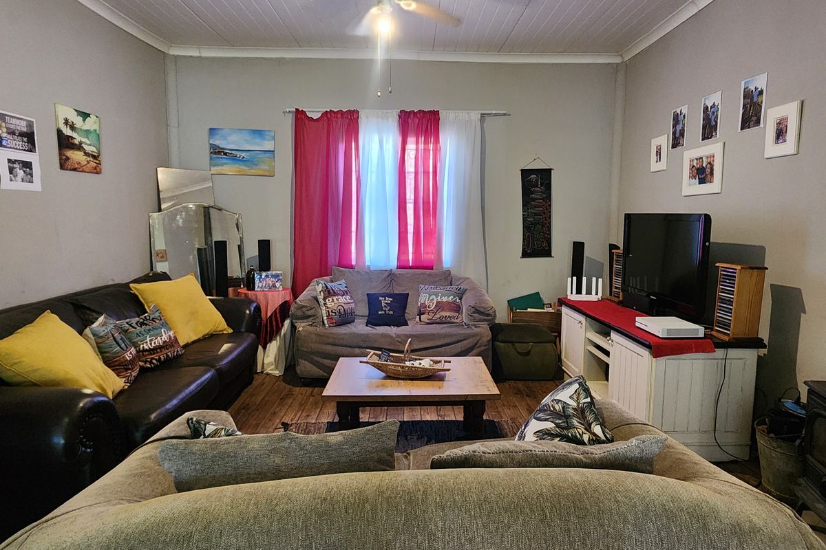 3 Bedroom Home with Rental Income Potential - Excellent Investment Opportunity - Photo 4