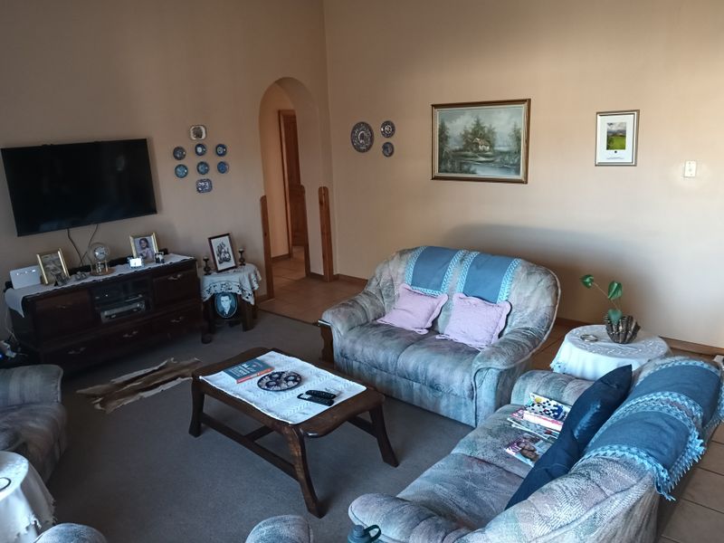 Immaculate house in Barkly East - Photo 2