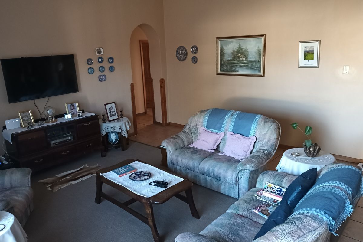 Immaculate house in Barkly East - Photo 2