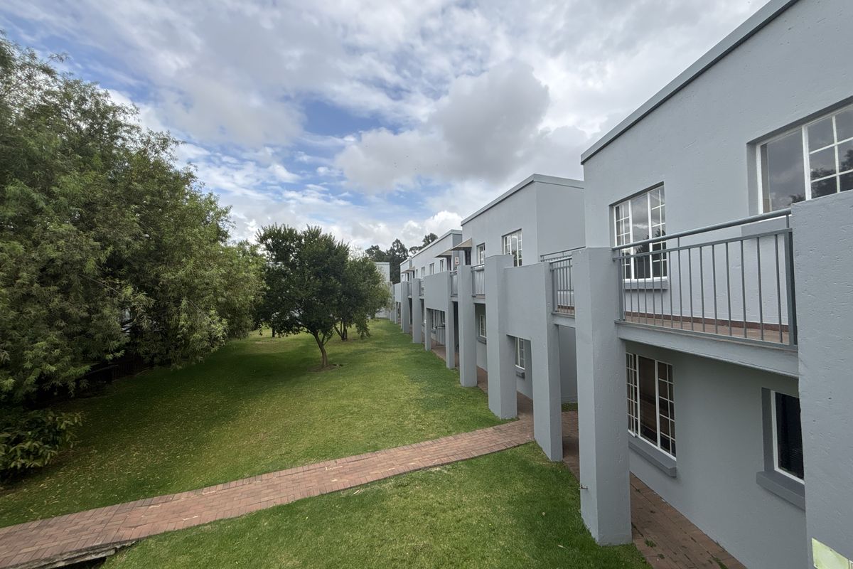 Neat  2-Bedroom Apartment in Secure, Lifestyle-Focused Complex - Photo 2