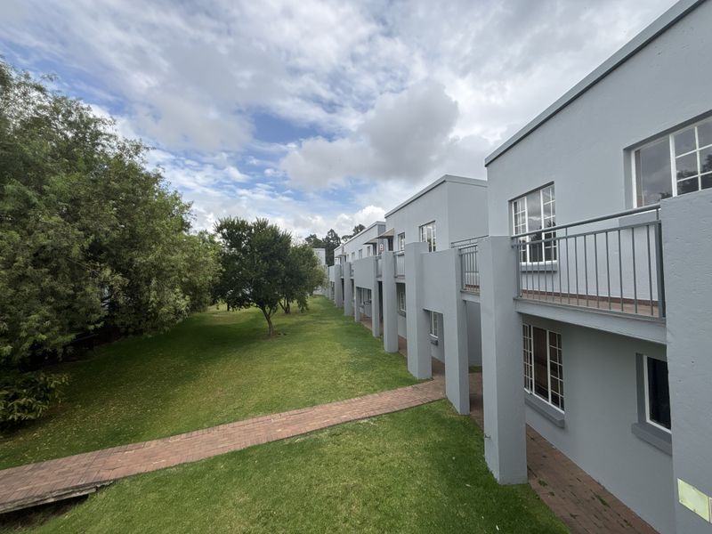 Neat  2-Bedroom Apartment in Secure, Lifestyle-Focused Complex - Photo 2