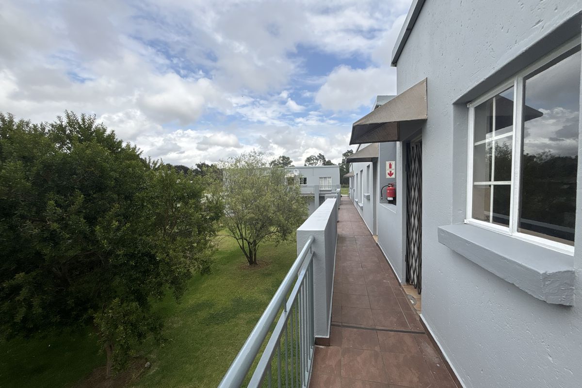 Neat  2-Bedroom Apartment in Secure, Lifestyle-Focused Complex - Photo 3