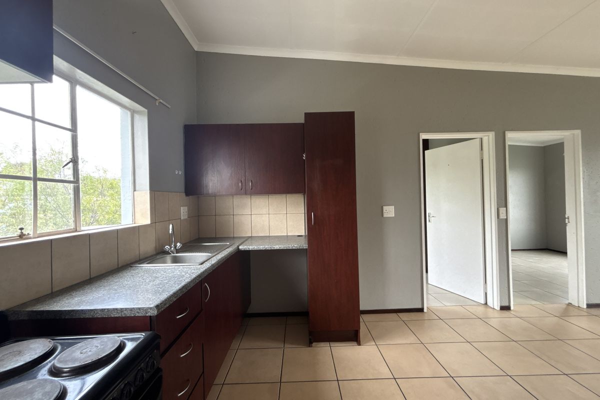 Neat  2-Bedroom Apartment in Secure, Lifestyle-Focused Complex - Photo 5