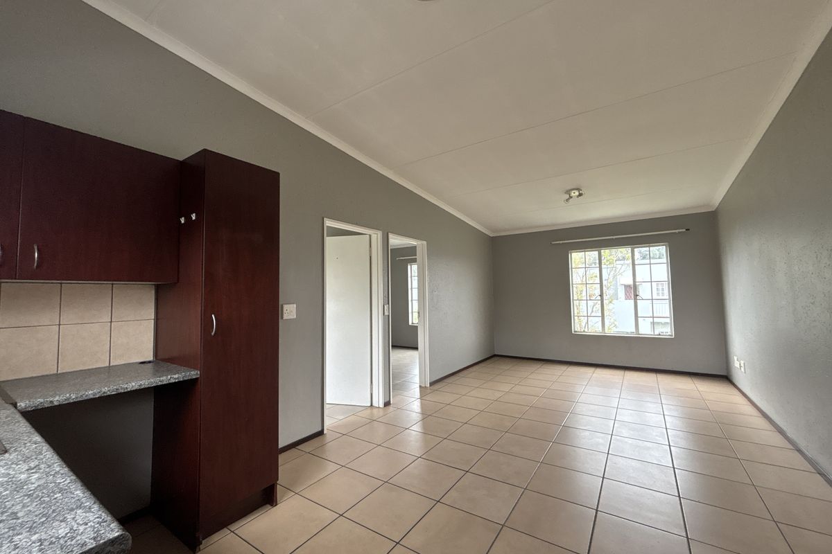 Neat  2-Bedroom Apartment in Secure, Lifestyle-Focused Complex - Photo 4