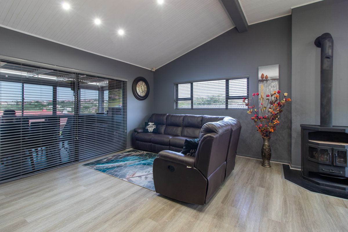 Entertainer's dream with all the bells and whistles - Photo 2