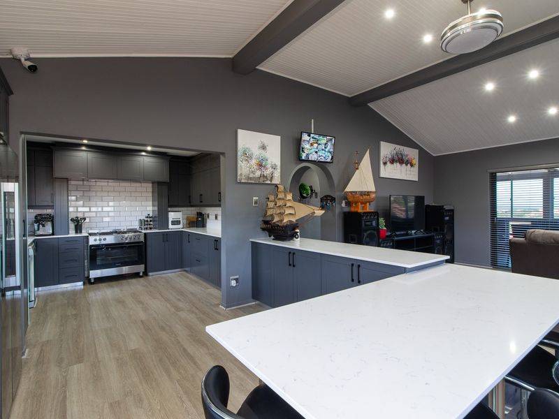 Entertainer's dream with all the bells and whistles - Photo 10