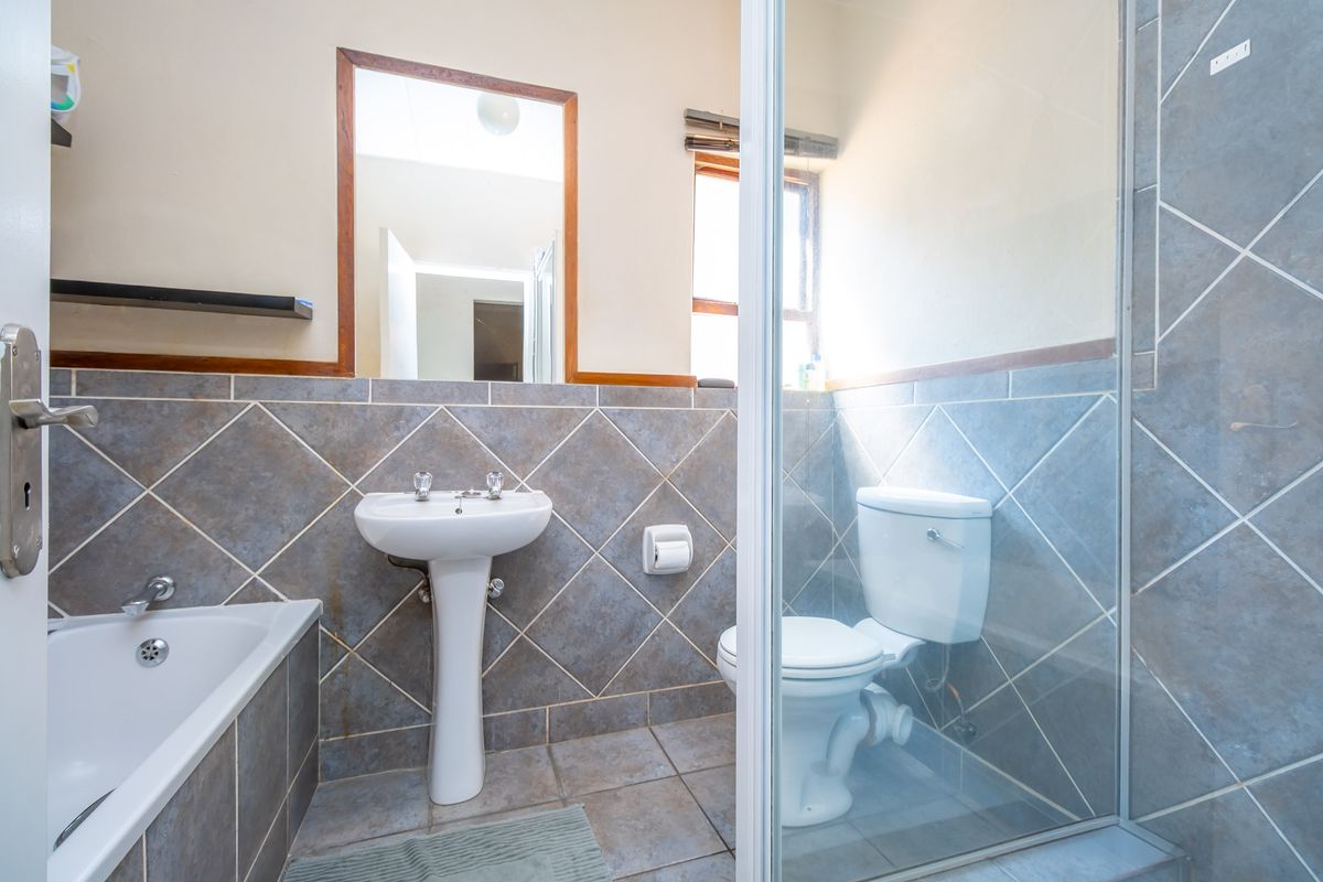 2 bedroom garden apartment, pet friendly - Photo 5