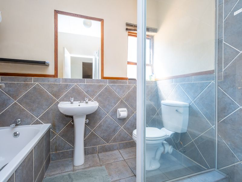 2 bedroom garden apartment, pet friendly - Photo 5