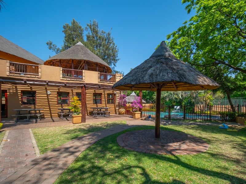 2 bedroom garden apartment, pet friendly - Photo 8