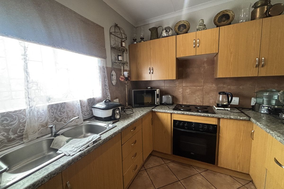 Sought After Complex Living - Photo 3