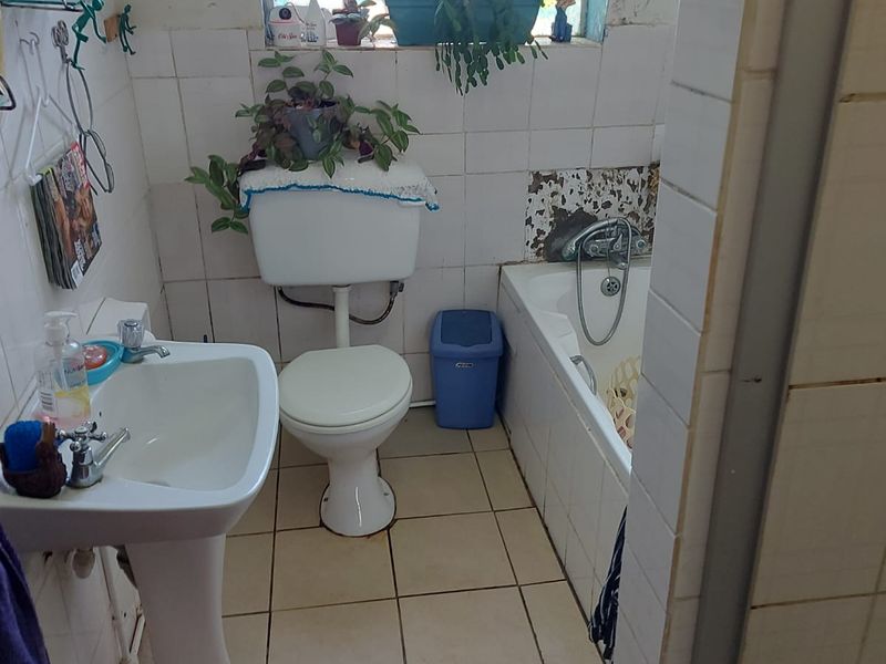 Sound Home – Small Touches Needed – Big Potential SHARED EXCLUSIVE MANDATE - Photo 6