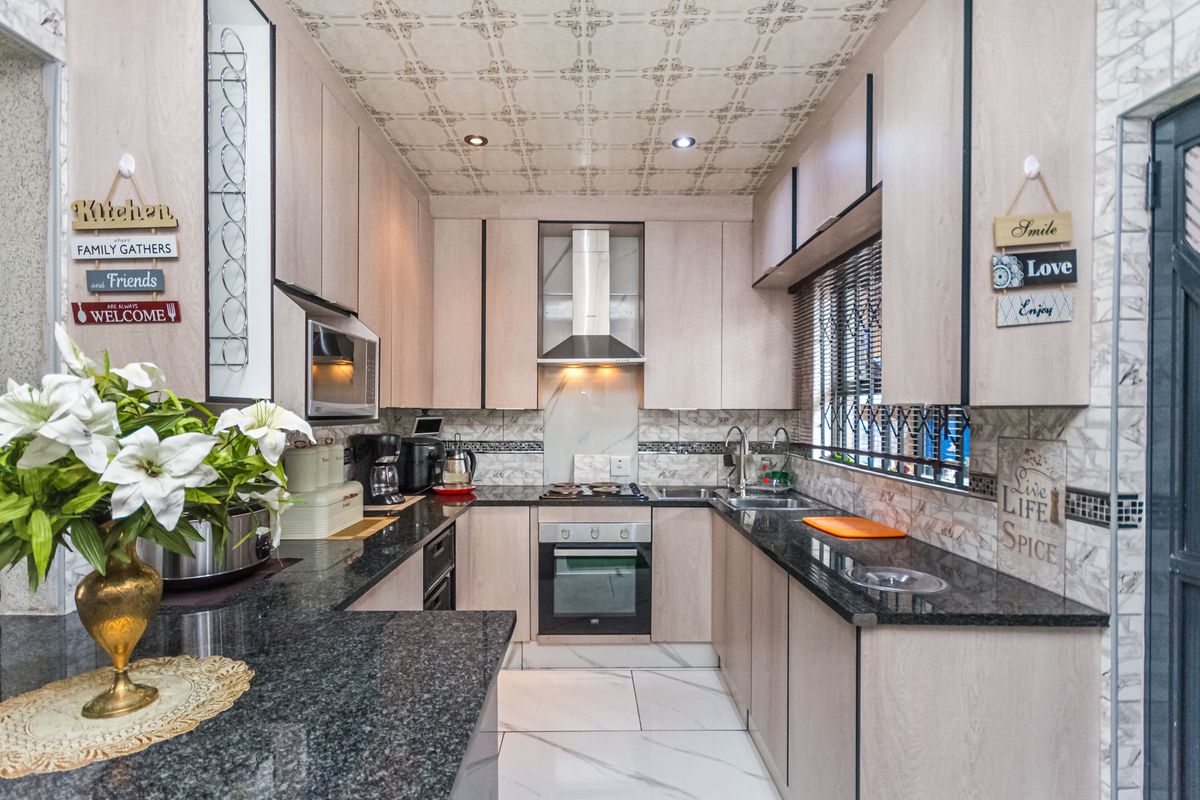 Neat & Move-In-Ready Family Home for Sale in Florida, Gauteng - Photo 5