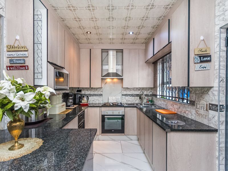 Neat & Move-In-Ready Family Home for Sale in Florida, Gauteng - Photo 5