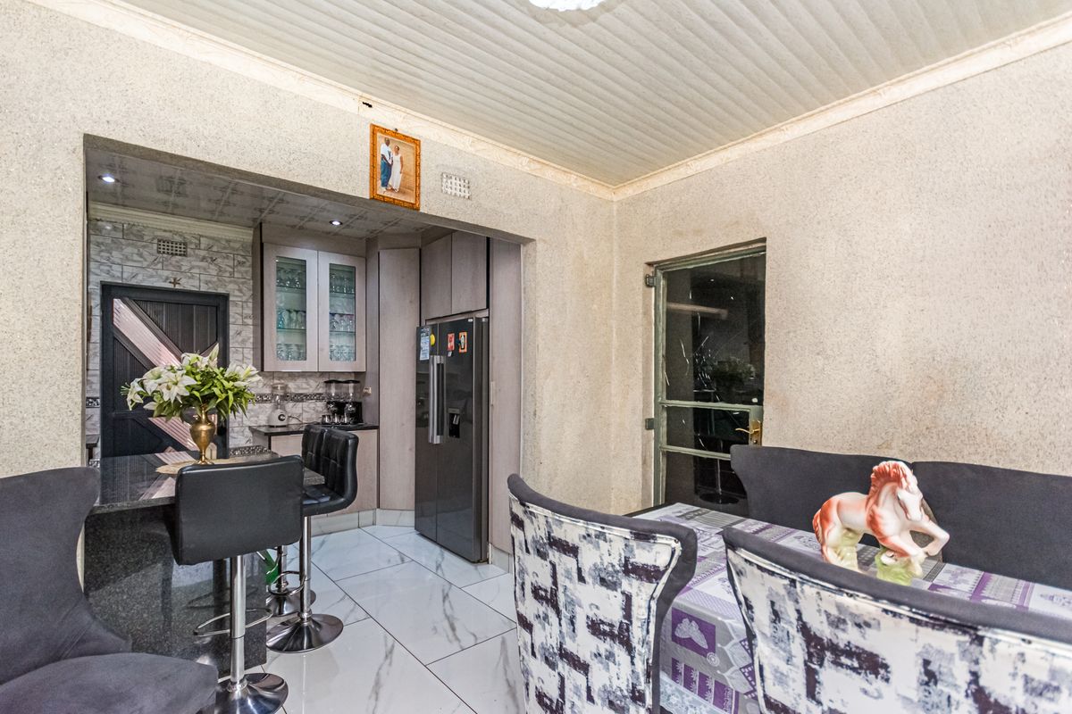 Neat & Move-In-Ready Family Home for Sale in Florida, Gauteng - Photo 3