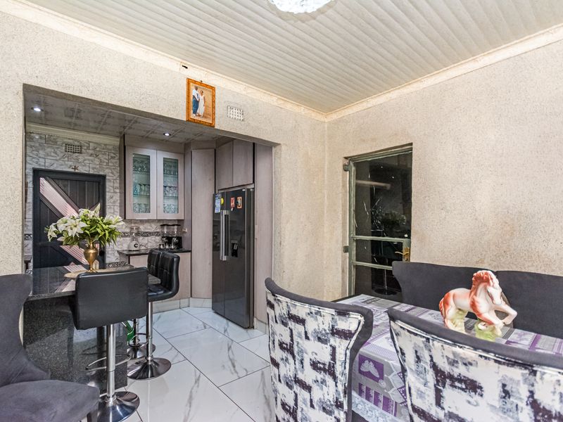 Neat & Move-In-Ready Family Home for Sale in Florida, Gauteng - Photo 3