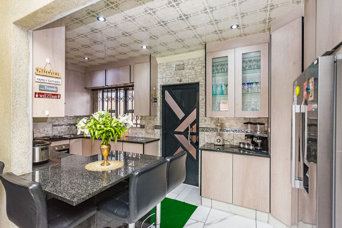 Neat & Move-In-Ready Family Home for Sale in Florida, Gauteng - Photo 4