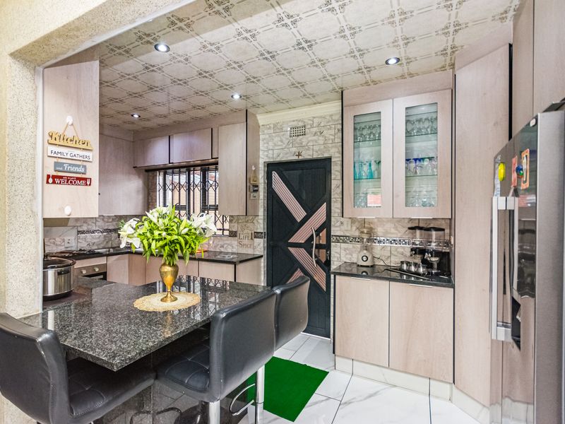 Neat & Move-In-Ready Family Home for Sale in Florida, Gauteng - Photo 4