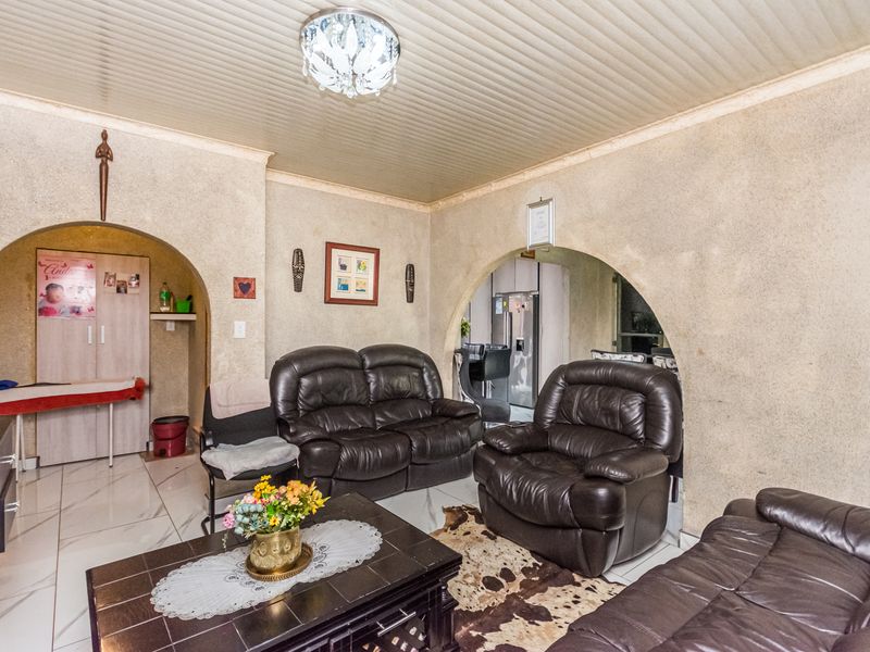 Neat & Move-In-Ready Family Home for Sale in Florida, Gauteng - Photo 10