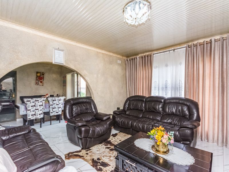 Neat & Move-In-Ready Family Home for Sale in Florida, Gauteng - Photo 9