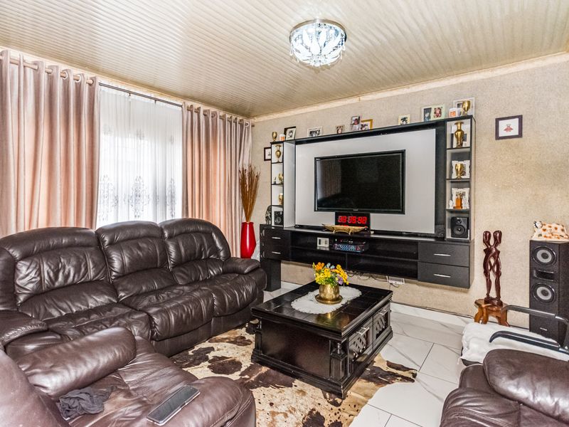 Neat & Move-In-Ready Family Home for Sale in Florida, Gauteng - Photo 8