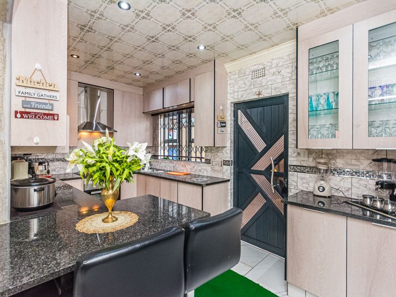 Neat & Move-In-Ready Family Home for Sale in Florida, Gauteng - Photo 7