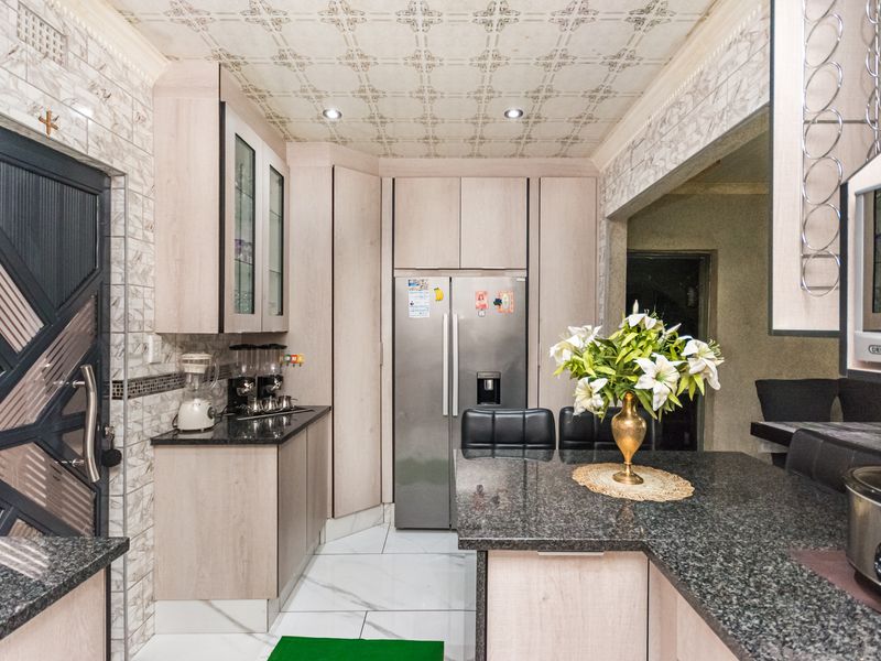 Neat & Move-In-Ready Family Home for Sale in Florida, Gauteng - Photo 6